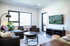 Tv, bøger, kontorer