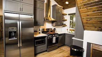 Frigorífico, microondas, horno y placa de cocina