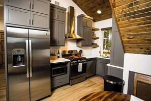 Køleskab, mikrobølgeovn, ovn, kogeplade