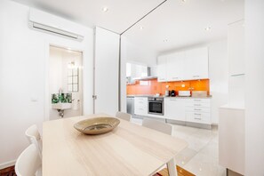 Townhome | Living area | 60-cm TV with cable channels - Navegantes Townhouse by Olala Homes. (Cascais)