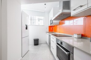 Townhome | Private kitchen | Fridge, microwave, oven, stovetop - Navegantes Townhouse by Olala Homes. (Cascais)