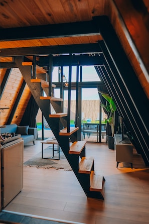 Escritorio, sistema de insonorización y tabla de planchar con plancha