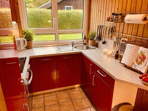 Réfrigérateur, un four, surface de cuisson, lave-vaisselle