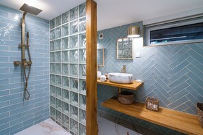 Dusche, Haartrockner, Handtücher, Seife