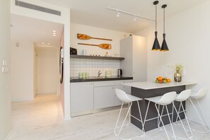 Apartamento, 2 quartos, sacada | Cozinha privada | Geladeira, micro-ondas, fogão, cooktop