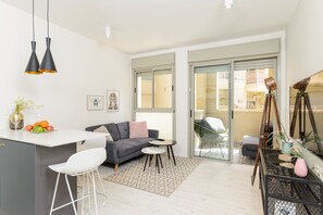 Apartamento, 2 quartos, sacada | Área de estar | Serviços de streaming