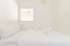 Apartamento, 2 quartos, sacada | 2 quartos, escrivaninha, ferros/tábuas de passar roupa