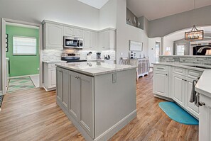 Køleskab, mikrobølgeovn, ovn, kogeplade