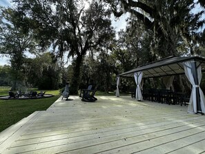 Outdoor dining - Escape to Tranquility 125 Acre Property with Trails Lake Spacious House Fire Pit (Kingsland)