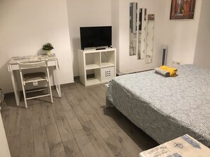 3 dormitoris, escriptori, planxa i posts de planxar i wifi gratuïta 