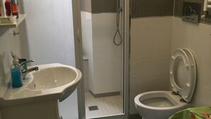 تجهيزات دش، مجففات شعر، مراحيض شطف، مناشف