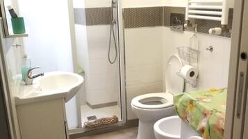 Douche, sĂšche-cheveux, bidet, serviettes fournies