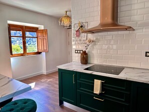 Frigorifero, microonde, forno, piano cottura
