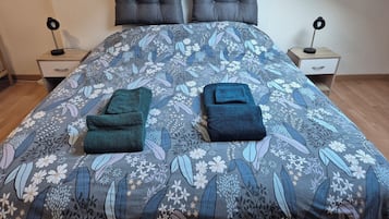 2 Schlafzimmer, Schreibtisch, Bügeleisen/Bügelbrett, Bettwäsche