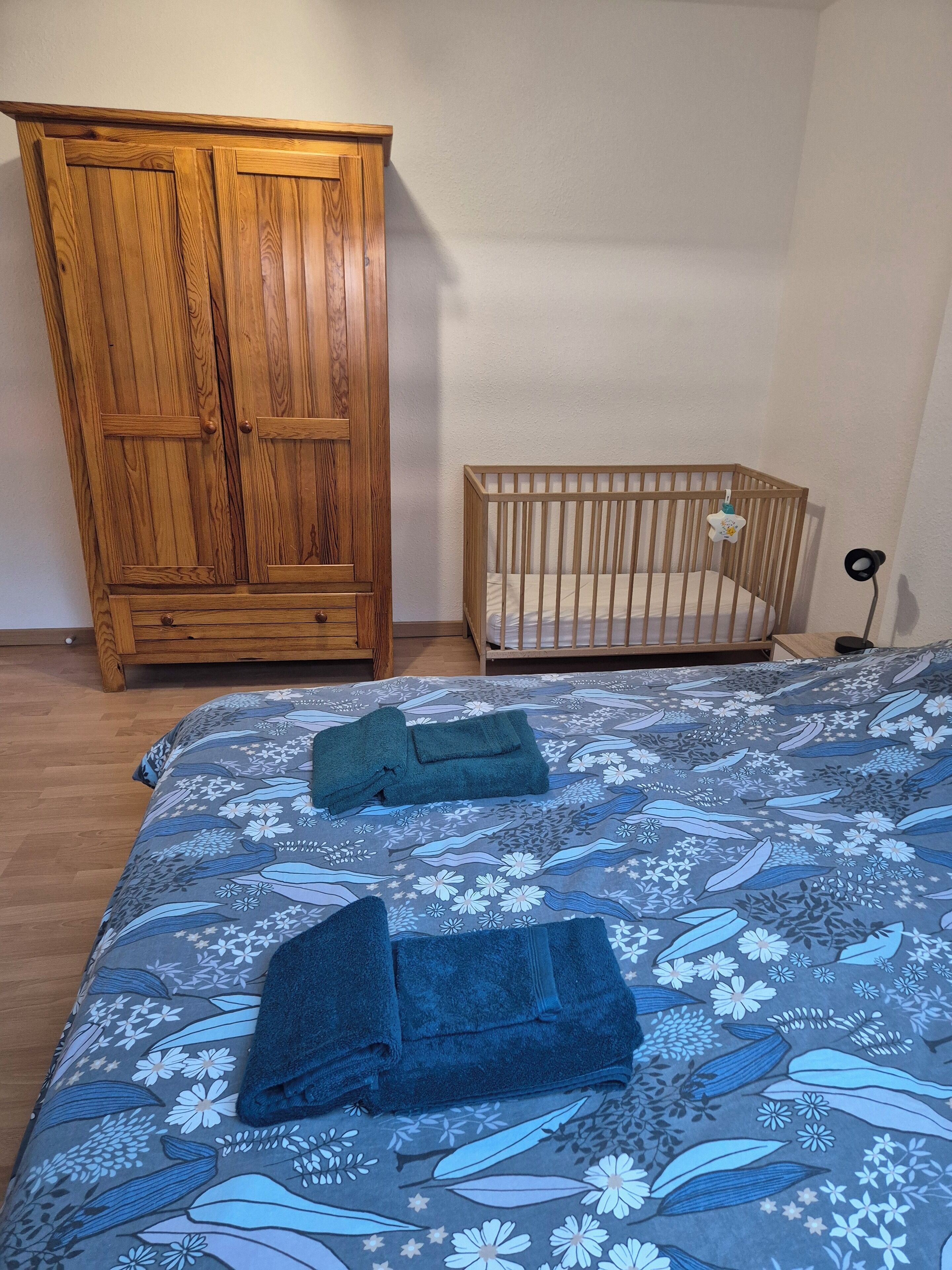 2 室のベッドルーム、デスク、アイロン / アイロン台、ベッドシーツ