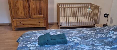 2 Schlafzimmer, Schreibtisch, BĂŒgeleisen/BĂŒgelbrett, BettwĂ€sche