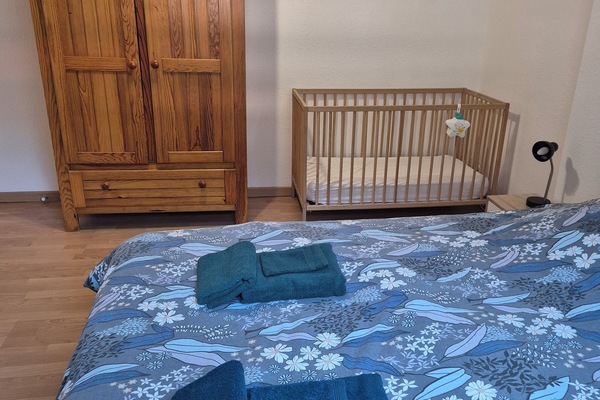 2 sovrum, skrivbord, strykjärn/strykbräda och sängkläder