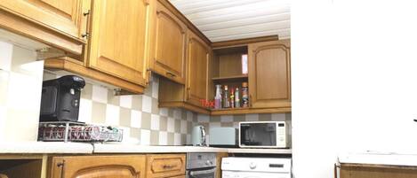 House | Private kitchen | Fridge, microwave, oven, stovetop