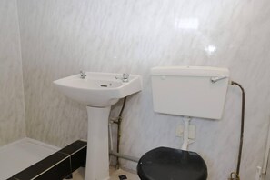 House | Bathroom | Shower, deep-soaking bathtub, towels - Stunning 5-bed House in Newcastle Upon Tyne (Newcastle-upon-Tyne)