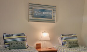 3 bedrooms, desk, WiFi, bed sheets - 3-bedroom Cape Cod ranch just steps to private beach or Cooks Brook public beach (Eastham)