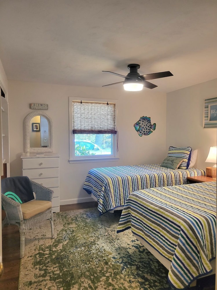 New Listing! Newly updated bayside beach house 1/10 mile walk to