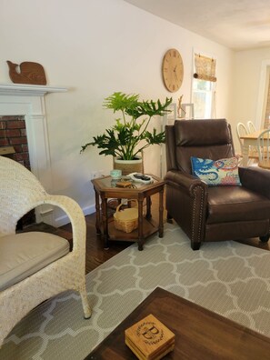 Smart TV, books, computer monitors - 3-bedroom Cape Cod ranch just steps to private beach or Cooks Brook public beach (Eastham)