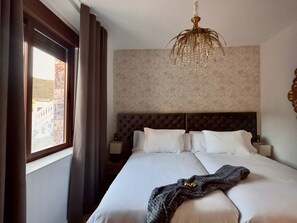 5 bedrooms, iron/ironing board, free WiFi, bed sheets