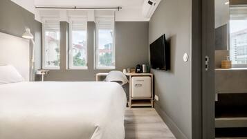 Escritorio, tabla de planchar con plancha y wifi gratis