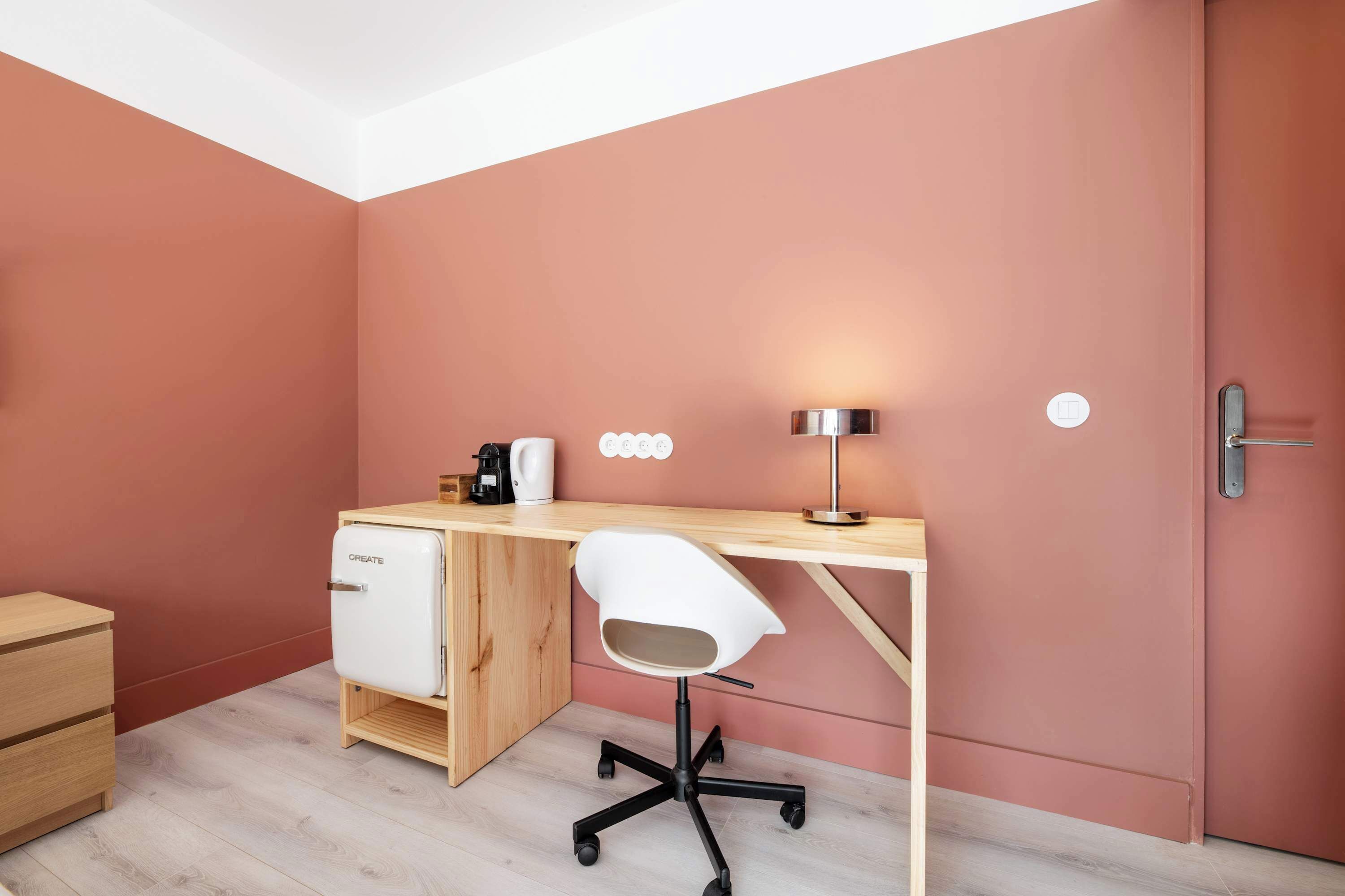 Bureau, fer et planche à repasser, lits bébé (gratuits), Wi-Fi gratuit