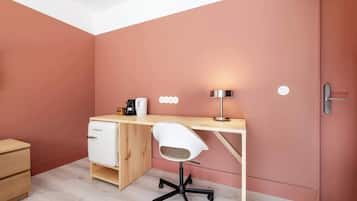 Bureau, fer et planche à repasser, lits bébé (gratuits), Wi-Fi gratuit