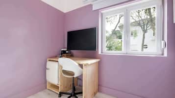 Bureau, fer et planche à repasser, lits bébé (gratuits), Wi-Fi gratuit