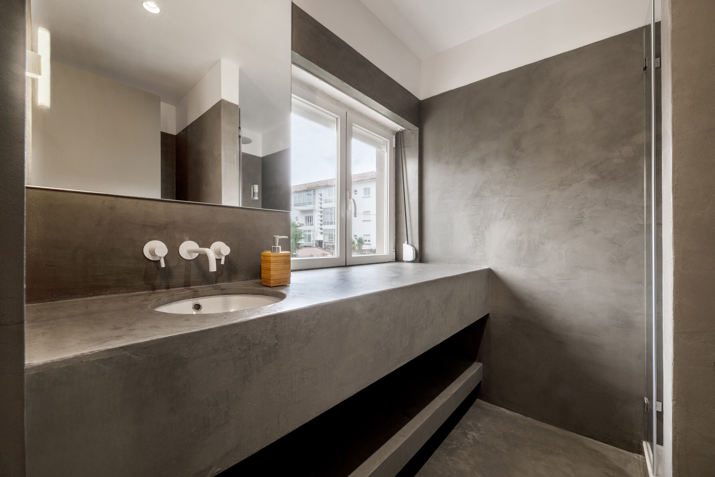 Ducha, secador de pelo, toallas, shampoo