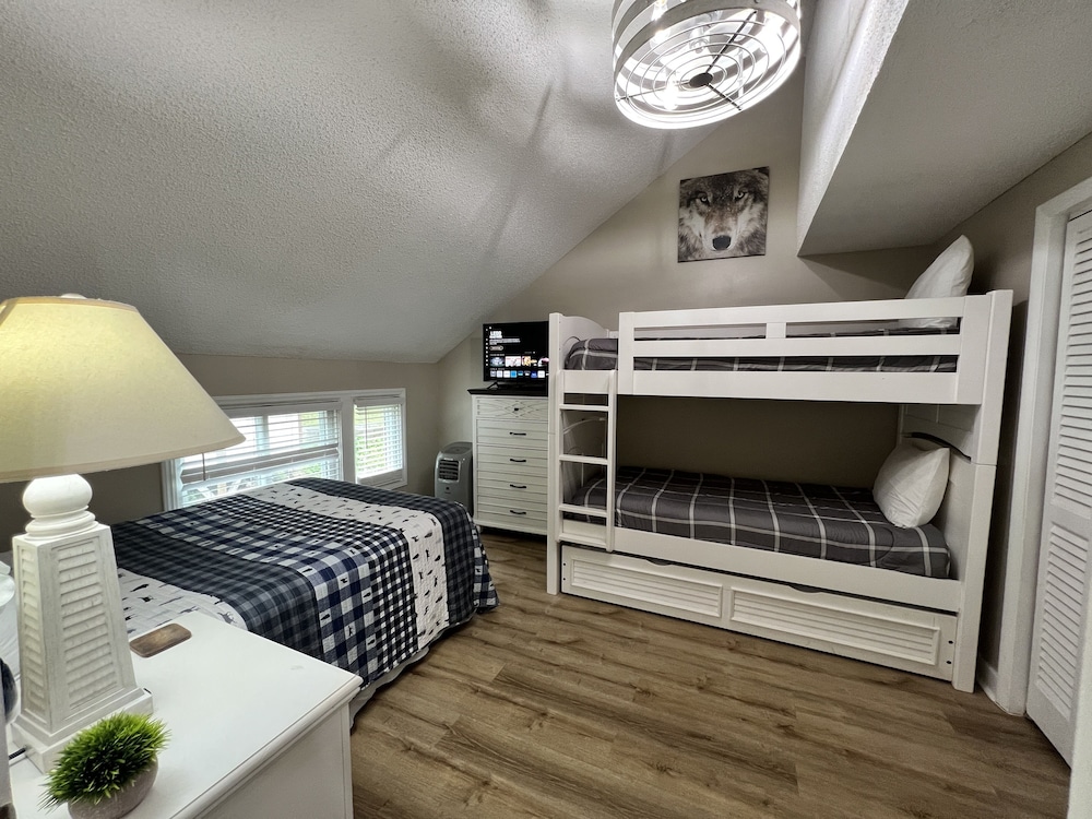 Sugar Shack updated 3 bedroom with loft condo with A/C