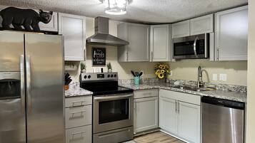 Jääkaappi, mikroaaltouuni, uuni, liesi