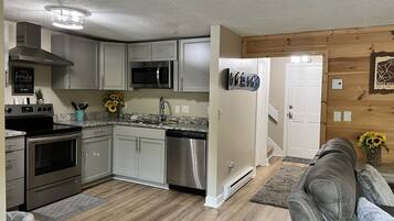 Jääkaappi, mikroaaltouuni, uuni, liesi