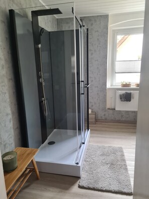 Dusche, Haartrockner, Handtücher, Seife