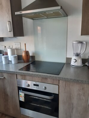 House | Private kitchen | Fridge, microwave, oven, stovetop - 3 Bed House - Sleeps 4 - Parking - Wifi (Rushden)