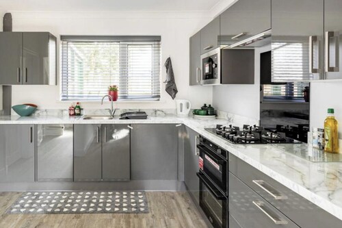 Come & Unwind in Charming 5 Bed House in Blackburn