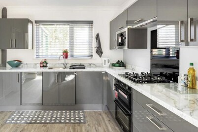 Come & Unwind in Charming 5 Bed House in Blackburn