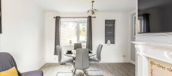 Come & Unwind in Charming 5 Bed House in Blackburn