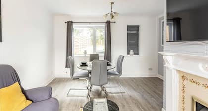 Come & Unwind in Charming 5 Bed House in Blackburn