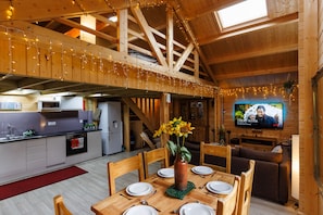 Dining - Spacious Log Cabin with parking near Cambridge (Cambridge)