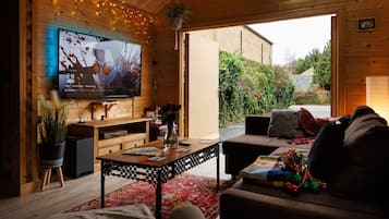 Älytelevisio, kirjoja, stereot, tietokoneen näyttö