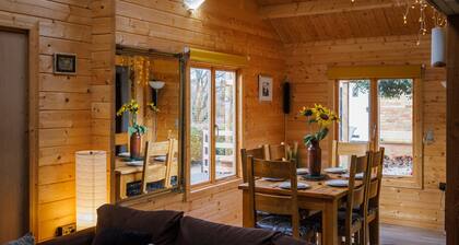 Viihtyisä tilava hirsimökki, jossa pysäköinti lähellä Cambridgea