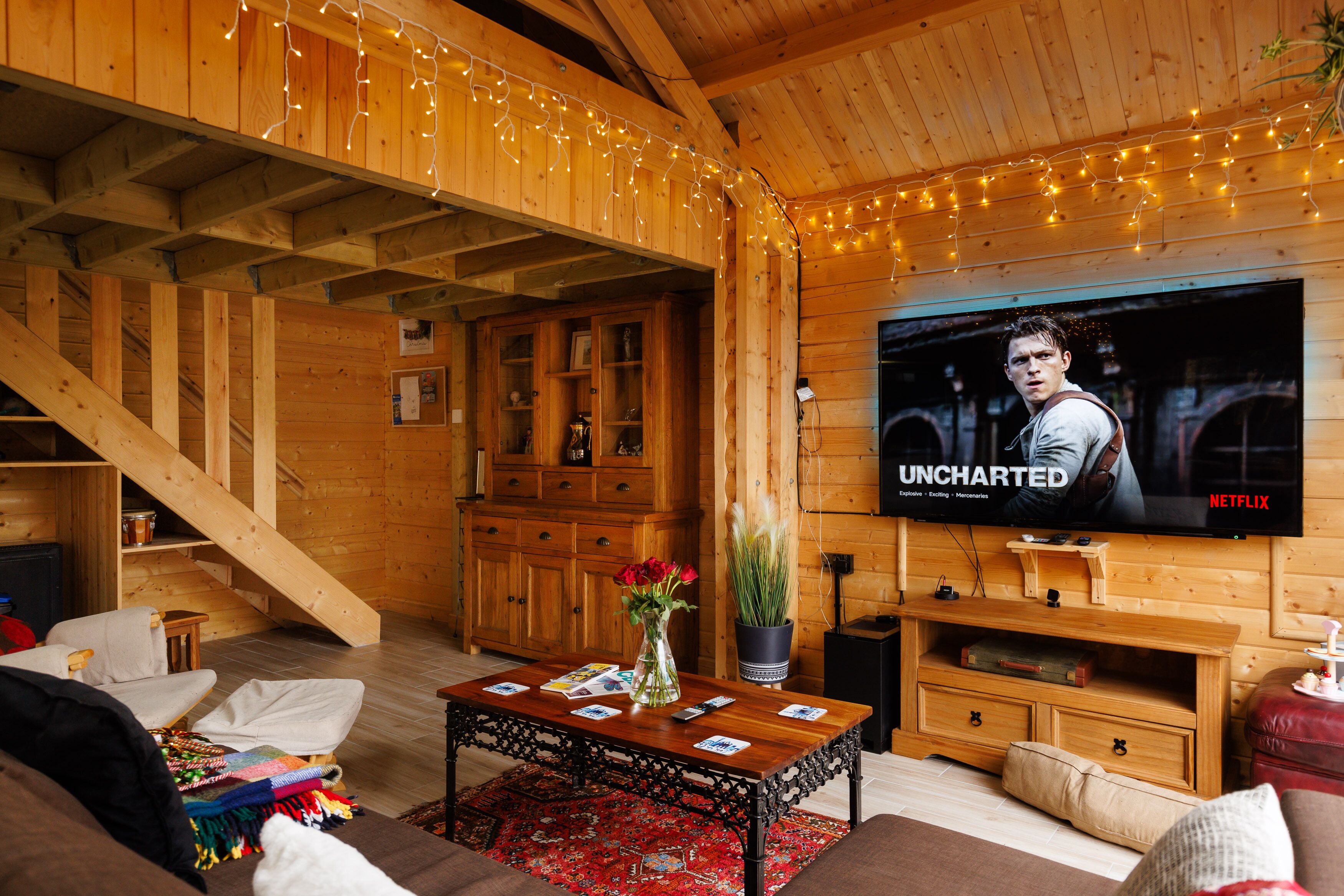 Una Smart TV, libros, un reproductor estéreo, una pantalla de ordenador