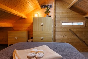 2 bedrooms, iron/ironing board, travel cot, free WiFi - Spacious Log Cabin with parking near Cambridge (Cambridge)