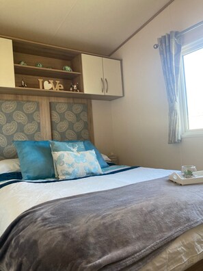 Cabin | 3 bedrooms, free WiFi, bed sheets - Luxury Pet Friendly Hot Tub Breaks at Tattershall (Lincoln)