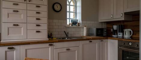 Frigorífico, horno, placa de cocina y lavavajillas