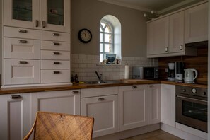 Kylskåp, ugn, spishäll och diskmaskin