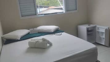 Hypo-allergenic bedding, free WiFi, bed sheets